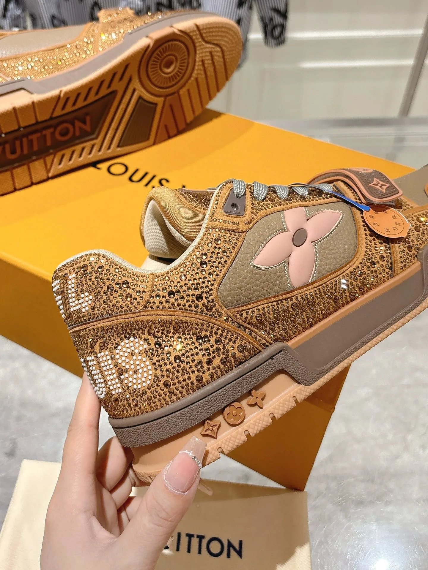 💕💕Factory direct selling price p840💕💕 Top version #couple style ⚠️ Comes with a full set of aviation box packaging ⚠️2️⃣0️⃣2️⃣5️⃣The hot LV full diamond 𝘁𝗿𝗮𝗶𝗻𝗲𝗿 series of the latest couple's sneakers, the quality has been upgraded again, the details are awesome It just doesn’t look too good! The model was sold out immediately within ten minutes of the official website going on sale. TPU outsole, mold fee is 2w+. The texture is comparable to the original version. The feet are made of polymeter micro-material and breathable British mesh. The details are the same as the original version. Please pay attention to distinguish the currency materials on the market. Size: Female 35-39, Male 39-45M
